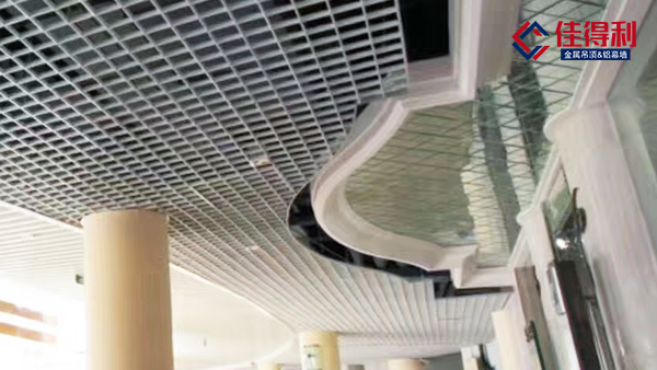 三款大型購物商場鋁格柵吊頂圖片